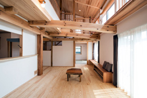 盛岡高松　陽光に包まれる大空間リビングと温室を備えた家