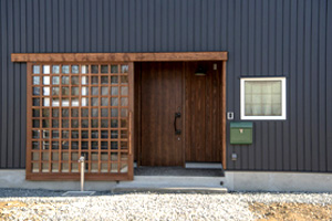 矢巾町 大空間のリビングダイニングに暖かな光が注ぐ蔵戸のある家（矢巾の家）