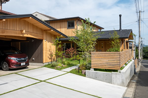 宮古市の新築「大開口でつながる内と外 緑の庭を抱く木の家」