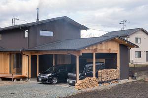 盛岡市大館の新築「吹き抜けの下で家族がくつろぐ モダンで美しい木の家」