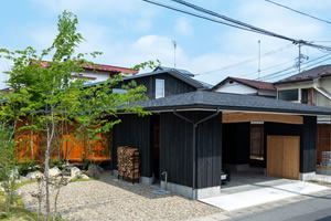 一関市　光と影を呼び込む　美しい焼杉の家