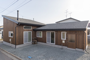 盛岡市の新築「自然素材の空間でのびのびと気持ちよく遊ぶ猫たちと暮らす家」